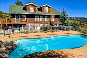 una casa con piscina di fronte a una casa di The Harbor At Estes Park - Registration Number #6158 a Estes Park