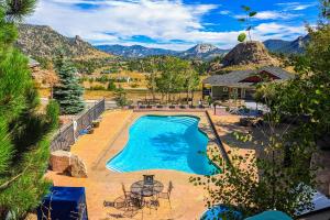 una vista dall'alto di una piscina con le montagne sullo sfondo di The Harbor At Estes Park - Registration Number #6158 a Estes Park