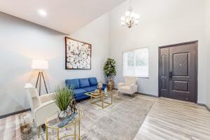 een woonkamer met een blauwe bank en stoelen bij La Dolce Vita #302 in Phoenix