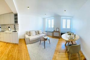 - un salon avec un canapé et une table dans l'établissement Lisbon City Center flat for 6 pp, à Lisbonne