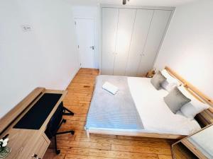 - une chambre avec un grand lit et un bureau dans l'établissement Lisbon City Center flat for 6 pp, à Lisbonne
