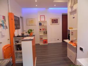 a room with a hallway with a counter and a kitchen at Vica Pota in Rome