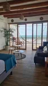 sala de estar con vistas al océano en Intiquilla Hotel, en Manta