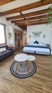 1 dormitorio con 1 cama y 2 mesas en Intiquilla Hotel, en Manta