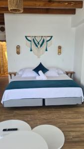 Een bed of bedden in een kamer bij Intiquilla Hotel