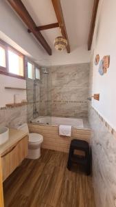 uma casa de banho com uma banheira, um WC e um lavatório. em Intiquilla Hotel em Manta