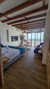 曼塔的住宿－Intiquilla Hotel，一间卧室配有一张床,享有海景