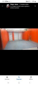 uma fotografia de um quarto com duas portas brancas de garagem em Recanto Simões em Itariri