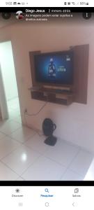 telewizor siedzący na ścianie w pokoju w obiekcie Recanto Simões w mieście Itariri