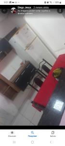 Bild eines Zimmers mit einem Tisch und einem Bett in der Unterkunft Recanto Simões in Itariri
