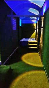 einen Flur mit blauen Lichtern und Treppen in einem Gebäude in der Unterkunft اجنحة وشاليهات شاطي الشرم شقق فندقيه خاصة Sharm Beach Suites Private hotel apartments in Yanbu