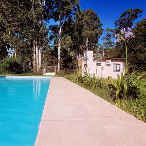 una pasarela de hormigón junto a una piscina en La Pituca del Monte en Federación