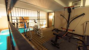 una camera con piscina e palestra di Wrangler Inn Mobridge a Mobridge