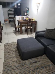 uma sala de estar com um sofá e uma mesa em Casa verde em Campo Grande