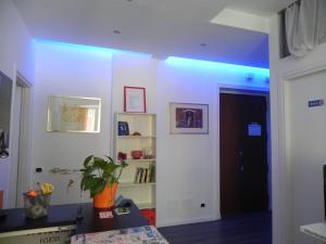 ローマにあるVica Potaの青いライトが壁に映える部屋