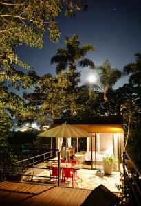 eine Terrasse mit einem Tisch und einem Sonnenschirm in der Unterkunft LALDEA Nirvana Eco Villa in Cerritos in Pereira