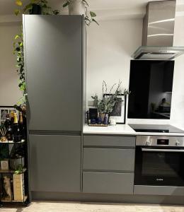 een keuken met een koelkast en een fornuis bij Beckenham- Stunning Double Bedroom With En-suite in SHARED APARTMENT in Elmers End