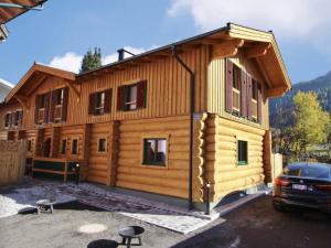 dom zbudowany z samochodem zaparkowanym przed nim w obiekcie Kaprun Lodge - R w Kaprunie