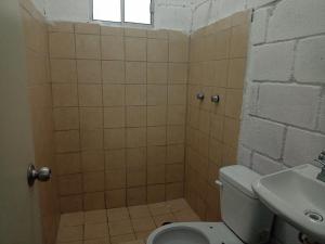 uma casa de banho com um WC e um lavatório em Casa Adelita em Barra de la Cruz