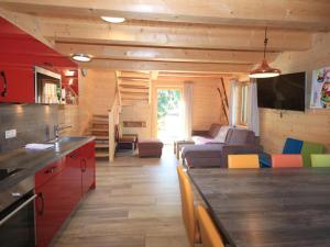 eine Küche und ein Wohnzimmer in einem Blockhaus in der Unterkunft Kaprun Lodge - XL in Kaprun
