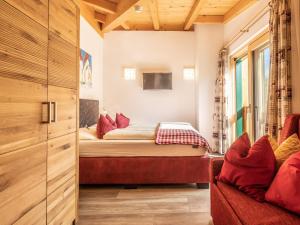 a small bedroom with a bed and a window at Nature Lodge Kaprun B in Kaprun