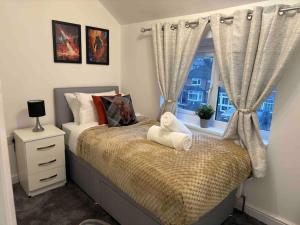 1 dormitorio con 1 cama y ventana en The Ideal Spacious Home en Birmingham