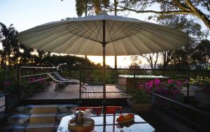 Rõdu või terrass majutusasutuses LALDEA Nirvana Eco Villa in Cerritos