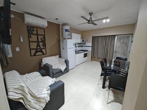 un soggiorno con un divano, un tavolo e una cucina di Temporario VaSan con cochera a Corrientes
