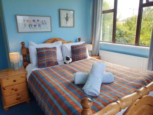 een slaapkamer met een bed met een teddybeer erop bij The Ramblers Rest B&B in Doolin