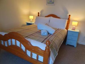 1 dormitorio con 1 cama de madera y 2 mesitas de noche en The Ramblers Rest B&B, en Doolin