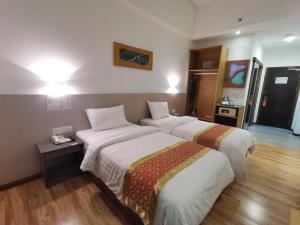 a hotel room with two beds in a room at Sentral View Hotel Bintulu in Bintulu