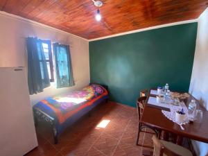 een kamer met een tafel en een bed en een eetkamer bij Sueño de Chicoana in Chicoana