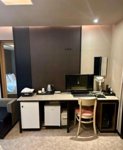 Zimmer mit einem Schreibtisch, einem Computer und einem Bett in der Unterkunft Lime hotel in Suwon