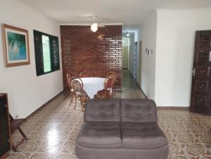 - un salon avec un canapé et une table dans l'établissement Casa Harmonia, à Guarujá