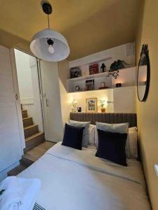 een slaapkamer met een groot wit bed met blauwe kussens bij West Kensington flat, balcony in Londen