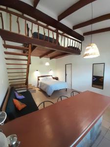 薩邁帕塔的住宿－Fonda Amboró，一间卧室配有高架床和一张床