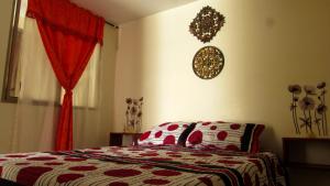 um quarto com uma cama e um relógio na parede em COMODO Y TRANQUILO ! EN ARMENIA QUINDIO em Armênia