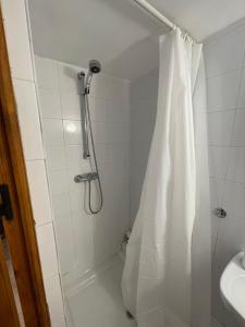 W łazience znajduje się prysznic z zasłoną prysznicową. w obiekcie Apartamento cuco Finestrat w mieście Finestrat