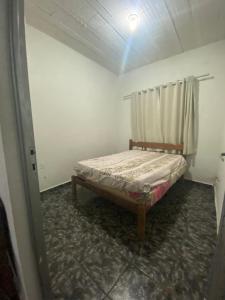 una piccola camera con un letto in una stanza di Rancho Vira Mato a Perobas