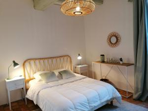1 dormitorio con 1 cama blanca grande y espejo en Gîte Cossé-le-Vivien, 5 pièces, 8 personnes - FR-1-600-113, en Cossé-le-Vivien
