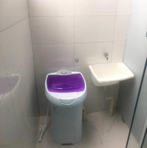 baño con aseo púrpura y lavamanos en CASA INDIVIDUAL CoM PISCINA, AR, WI-FI, ATÉ 16 PESSOAS, en Itapema 21 fotos más