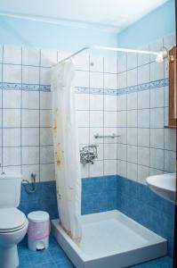 桑加拉達的住宿－Adilon，带淋浴、卫生间和盥洗盆的浴室