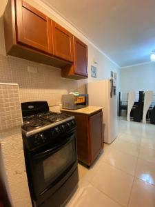 a kitchen with a stove and a refrigerator at Seguridad y tranquilidad apartamento de 3 camas y 3 habitaciones!! in La Javilla