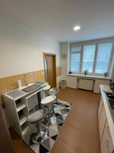 uma cozinha com um balcão e bancos num quarto em Luxury 2bed flat with free parking em Bratislava