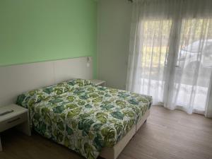 een slaapkamer met een bed en een raam bij Il Fiore del lago in Pacengo di Lazise