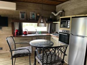 a kitchen with a table and chairs and a refrigerator at La Aristobula in Piriápolis