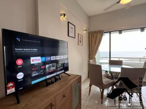 - un salon avec une grande télévision à écran plat dans l'établissement New Seaview with Seaside Apartment 2 BR, à Port Dickson