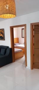 een slaapkamer met een spiegel en een bed bij maison costa del sol in Asilah