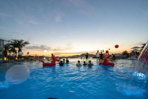 Bazén v ubytování Yeosu Calacatta Hotel & Resort nebo v jeho okolí
