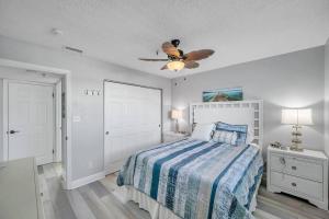 - une chambre avec un lit et un ventilateur de plafond dans l'établissement Newly Renovated Condo on Maderia Beach, à St. Pete Beach